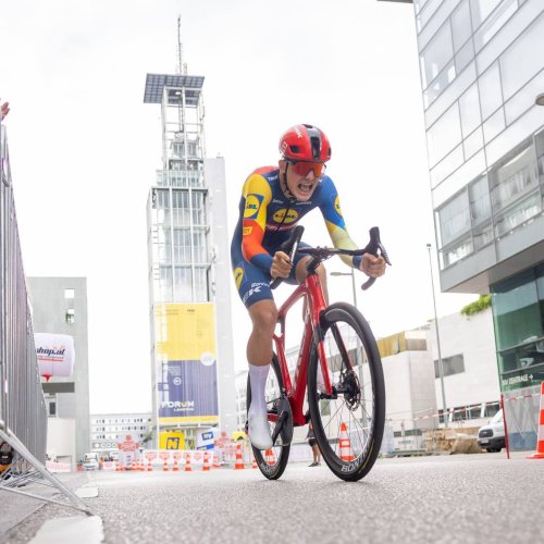 Prologem v ulicích St. Pöltenu začal 73. ročník Tour of Austria. Nejlépe se v konkurenci jezdců z WorldTeams umístil Jakub Otruba